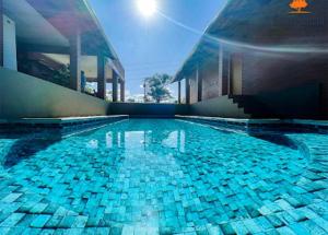 a swimming pool in front of a building at Chácara Galileia in Trindade