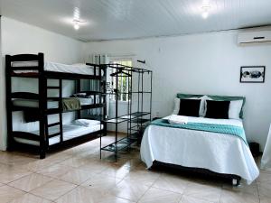 a bedroom with two bunk beds in a room at Refúgio até 8 pessoas Churrasqueira e pátio cercado in Arroio do Meio