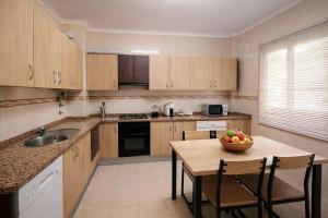 a kitchen with a table with a bowl of fruit on it at Casa do Paraíso in Elvas