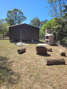 a large yard with a building and a stove at La cabaña 2 dormitorios in Ocean Park