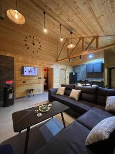 ein Wohnzimmer mit Sofa und Tisch in der Unterkunft Cherry farm in Adschlun