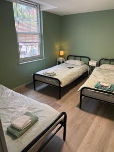 ein Zimmer mit zwei Betten und einem Fenster in der Unterkunft Tumbledown Hotel in Shrewsbury + 133 Fotos