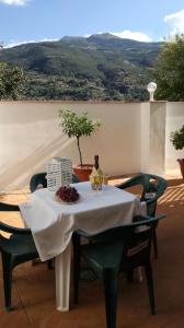 una mesa con mantel blanco y copas de vino en Ruralguejar, en Güéjar-Sierra