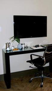 a computer desk with a monitor and a chair at Hollywood Hotel in Los Angeles