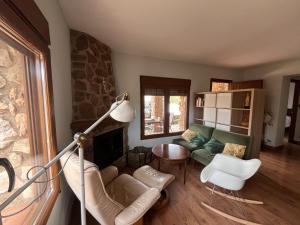 a living room with a couch and a fireplace at Refugio del Mundo in Riópar