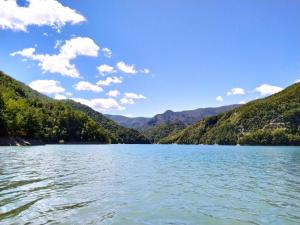 a view of a lake with mountains in the background at L'Antica Locanda da Gigino in Corniolo