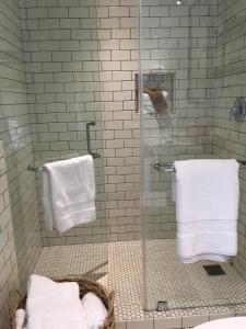 a bathroom with a shower with white towels at Hollywood Hotel in Los Angeles