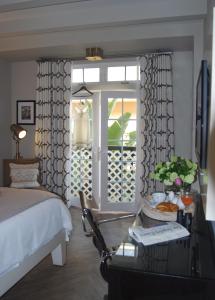 a bedroom with a bed and a table and a window at Hollywood Hotel in Los Angeles