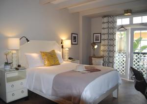 a bedroom with a large white bed and a window at Hollywood Hotel in Los Angeles