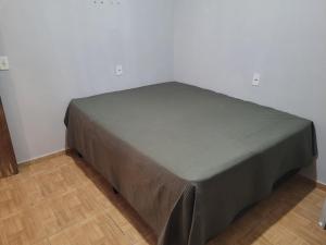 a bed in a corner of a room at Casa Correntina BA 3 quartos in Correntina +7 photos
