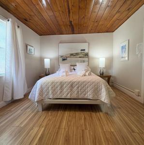 a bedroom with a bed with a wooden ceiling at Palm Beach Mermaid in West Palm Beach