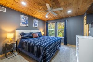 a bedroom with a bed and a ceiling fan at New listing-- Hocking Hills Modern Cabin in Logan