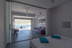Postel nebo postele na pokoji v ubytování Lavender Cove + 37 fotografií