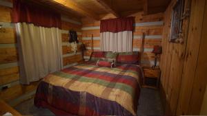 a bedroom with a bed in a log cabin at Dreamcatcher Hideaway in Pigeon Forge