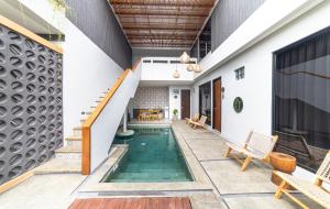 a pool in the middle of a house with a staircase at Padinis Villa & Coffee in Ketewel