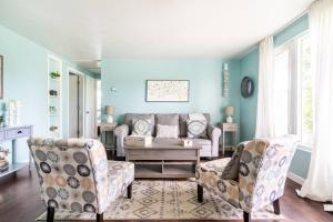 a living room with blue walls and a couch and chairs at Lemon Bay Hideaway, Retro Beach Bungalow in Venice