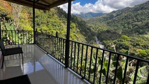 a balcony with a view of a mountain at Chirripó Oasis in Canaán
