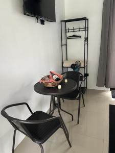 a table and chairs in a room with a tv at Bungalows Chachagüita in Fortuna