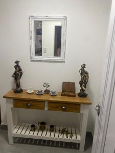 a table with statues on it with a mirror at El Remanso de Paracao in Paraná