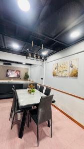a dining room with a table and chairs at Kitjamyhome1 in Hat Yai