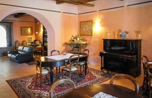 uma sala de estar com uma mesa e um piano em Casa Albini em Torchiara