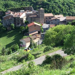 una vista aérea de un pequeño pueblo en una colina en La Fusteria del Casat, en Sarroca de Bellera