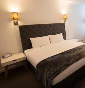 Postel nebo postele na pokoji v ubytování Quays Hotel