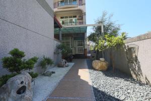 una casa con un passaggio pedonale davanti a un edificio di Mei Lun Xi Pan Homestay a Città di Hualien