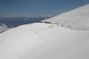 eine Gruppe von Menschen auf einem schneebedeckten Berg in der Unterkunft B&B La Porta Dell'Etna - Nicolosi in Nicolosi