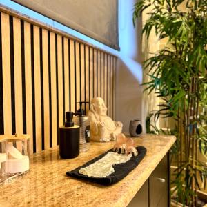 eine Theke mit einer Statue darauf in der Unterkunft Artemision in Loutra Edipsou