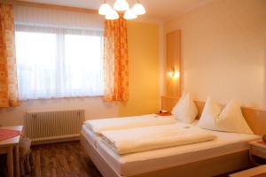 Un dormitorio con una cama grande y una ventana en Hotel Tischlbergerhof, en Ramsau am Dachstein