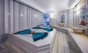 Uma cama ou camas num quarto em Doğa Thermal Health & Spa