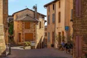 a woman sitting on a table in an alley at L'instant doré in Charnay