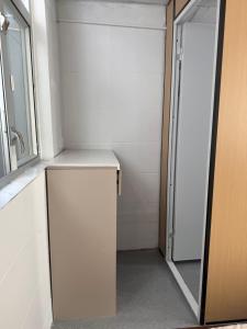a bathroom with a walk in shower and a mirror at 旅居2wubin in Hong Kong