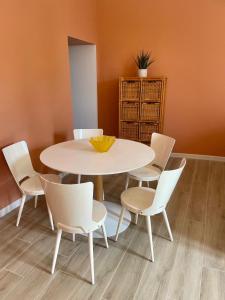 a white table and chairs in a room at Chez Jo Fayence in Fayence