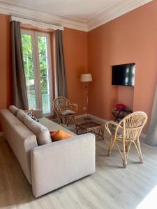 a living room with a white couch and chairs at Chez Jo Fayence in Fayence