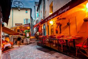 una calle vacía con mesas y sillas fuera de un restaurante en Studio Suquet Saint Antoine, en Cannes