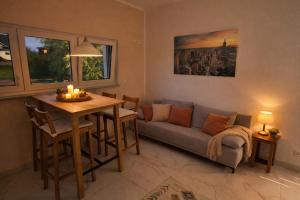 a living room with a couch and a table at Apartment im schönen Taunus in Dickschied