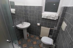 Bucharest Last Minute Accommodation في بوخارست: حمام مع حوض ومرحاض