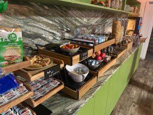 ein Buffet mit verschiedenen Speisen zur Auswahl in der Unterkunft Hotel de Berne in Nizza