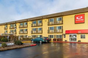 a car parked in a parking lot in front of a building at Econo Lodge Corvallis Near University in Corvallis