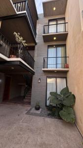 an apartment building with two balconies and a courtyard at Suites Oros in Oaxaca City
