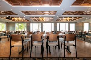 a conference room with a long table and chairs at Bayview Wildwood Resort, an Ascend Collection Resort in Severn
