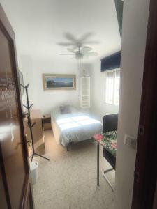 a bedroom with a bed and a ceiling fan at Soluna Alcala in Alcalá del Río