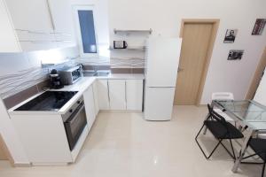 Kuchyňa alebo kuchynka v ubytovaní BpR Oktogon Center Apartment