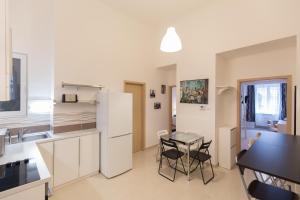 Kuchyňa alebo kuchynka v ubytovaní BpR Oktogon Center Apartment