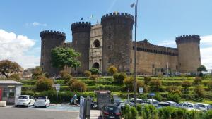 ナポリにあるCasa vacanze Totò & Peppinoの駐車場に車を停めた大城