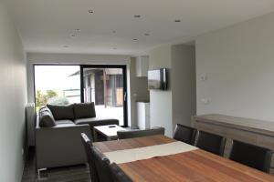 TV a/nebo společenská místnost v ubytování De Maalderie Holiday Home