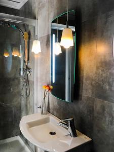 uma casa de banho com um lavatório, um espelho e um chuveiro em 01 Loft Alenda Golf em Monforte del Cid