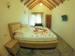 Кровать или кровати в номере Holiday Cottage Thoddoo, Maldives